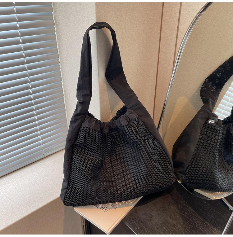 

Outer order hollow nylon bag women s 2025 summer new holiday lightweight tote bag large capacity shoulder mother and child bag чёрный