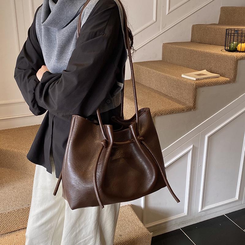 High-End Women's Large Capacity Textured Crossbody Drawstring Shoulder Bag for Casual Outdoor Use