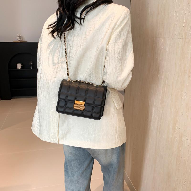Chic Street Style Vintage Shoulder Bag 2024 Spring Trendy Women's Minimalist Chain Commuter Messenger Bag