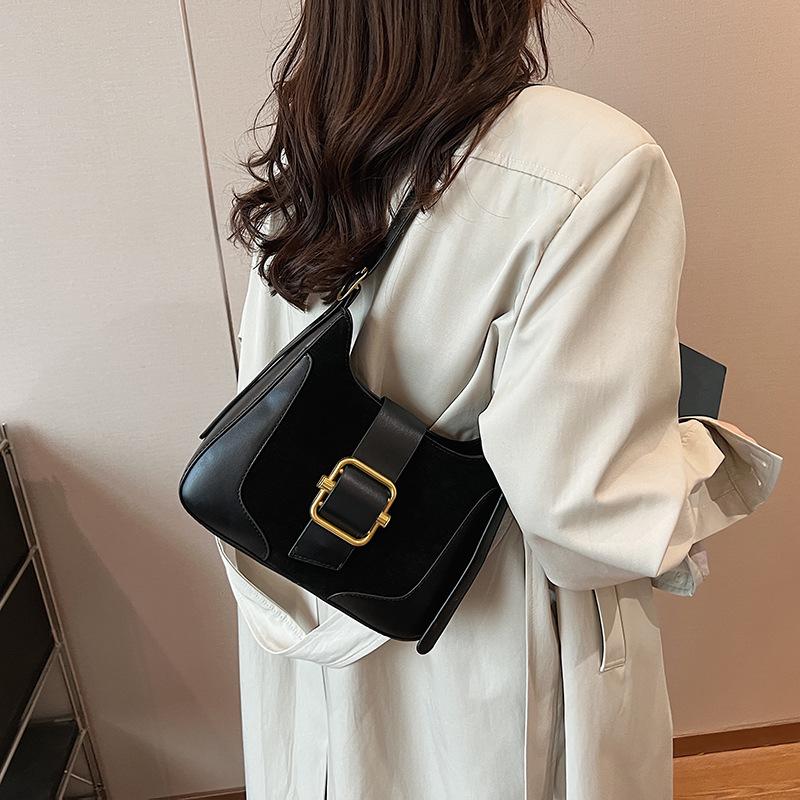 

Корейская версия ретро контрастного цвета сумка подмышку женская 2025 осень и зима новая трендовая модная сумка через плечо с пряжкой ремня трендовая сумка-мессенджер 25*6*20 чёрный