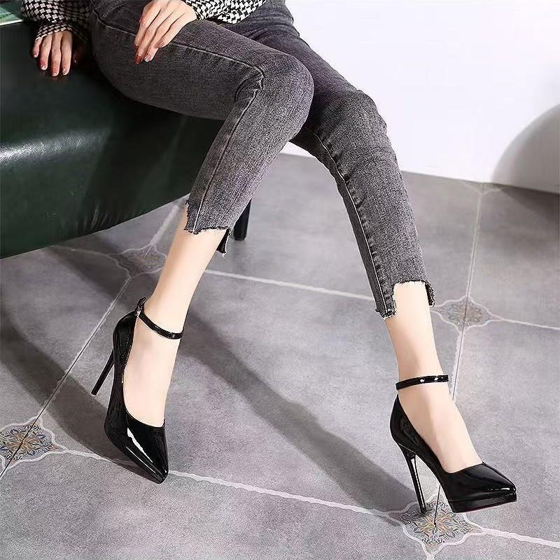 2025 Sommer neue Ein-Wort-Schnalle High Heels Damen Übergröße Einzelne Schuhe Damen Europäische und Amerikanische Sandalen Mode Europäische und Amerikanische Stilettos