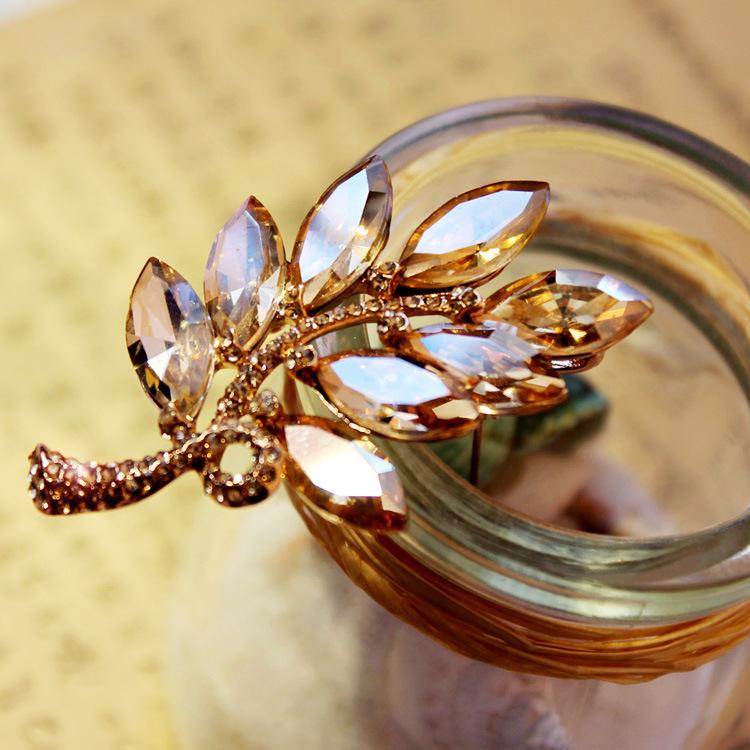 Bo Xin Yun Retro Crystal Leaf Brooch  Sweater Chain Pendant for Women