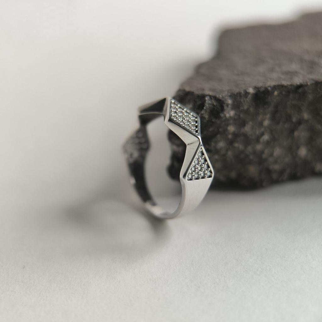 Серебряное кольцо с фианитами, вес изделия 1,91 гр (2209423)