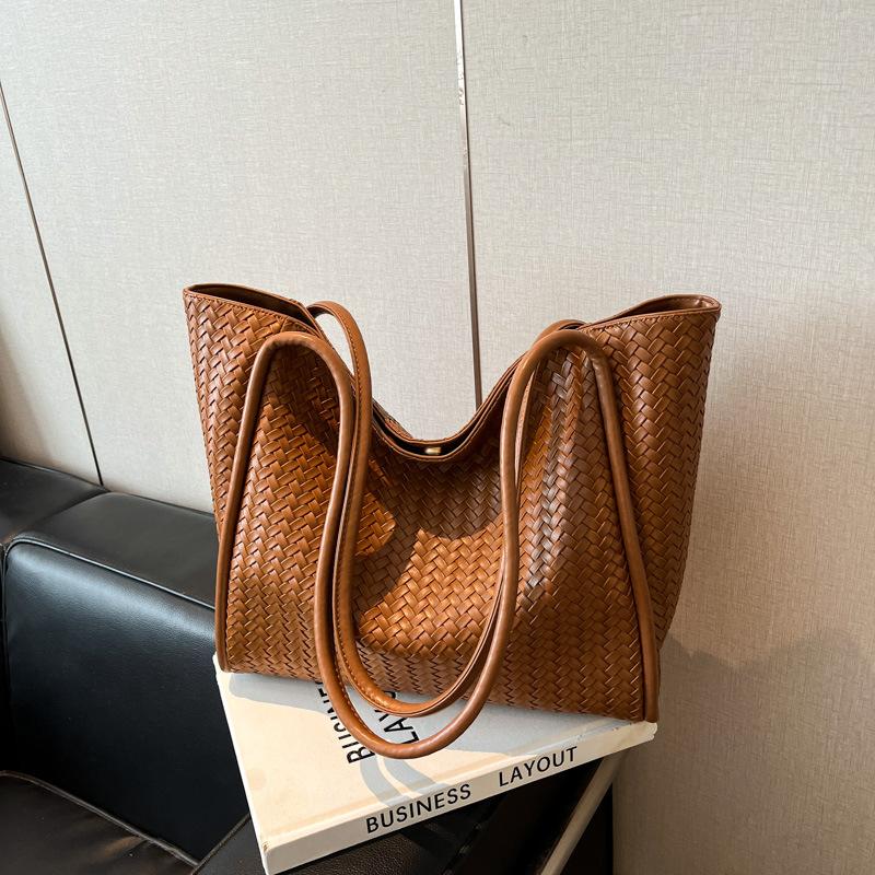 

Tote bag women s large-capacity bag women s 2025 new high-end shoulder bag to work commuting versatile hand bag коричневый