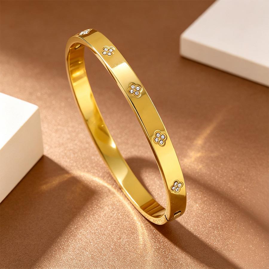 Elegant Gold-Tone Titanium Four-Leaf Clover Bracelet Set - Luxurious and Versatile Fashion Jewelry