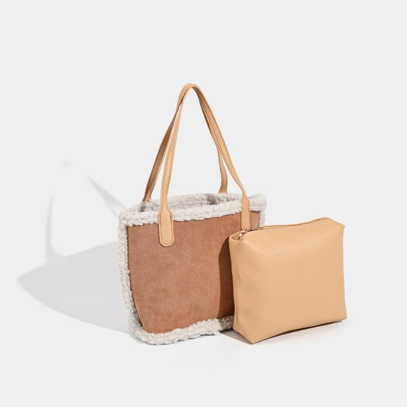 

Lamb Hair Handbag 2024 New Retro Tote Bag All-matching Class Commuting Vegetable Basket светло-коричневого