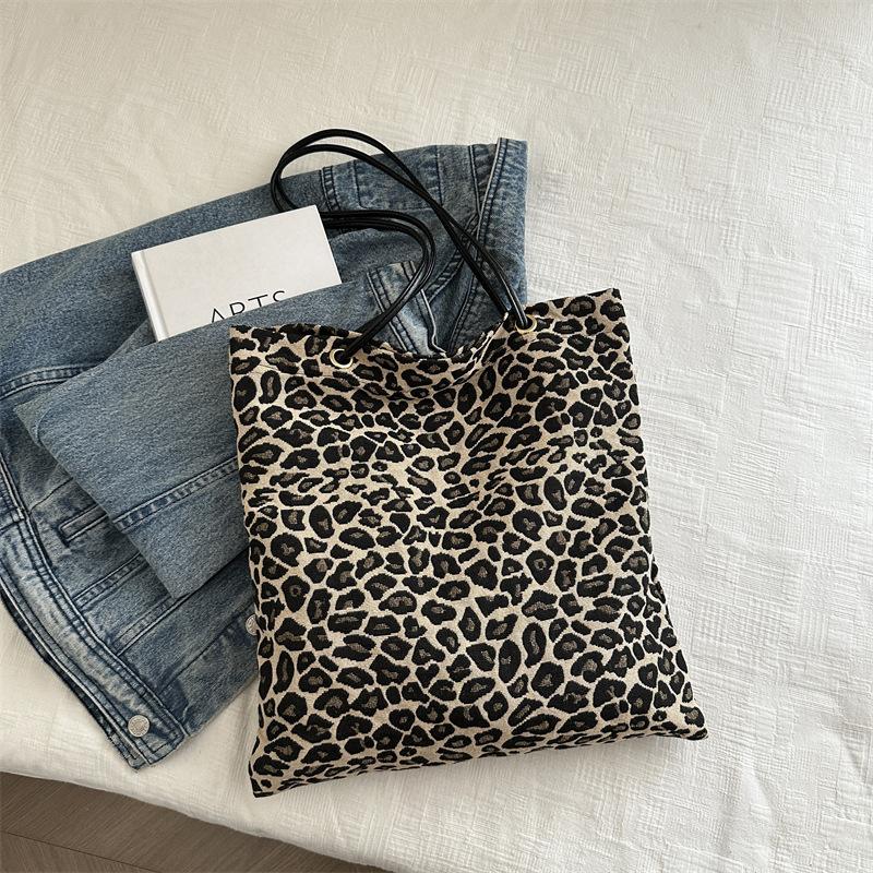 

2024 новый нишевый дизайн простая сумка-тоут с леопардовым принтом женская повседневная легкая роскошная модная трендовая сумка через плечо подмышку хаки