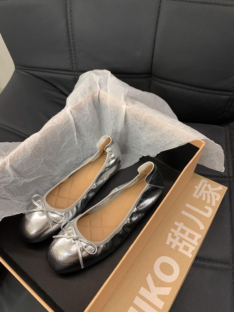 

Fairy wind gentle single shoes flat-soled women s shoes 2025 spring new popular soft leather shallow mouth versatile soft-soled ladyshoes 35