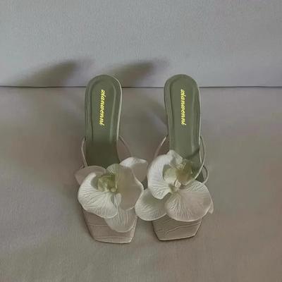 Scarpe Firmate Donna Estate 2025 Nuovo Design Elegante con Fiori Ciabatte Donna Moda Casual Calzature da Esterno Tacchi Alti Ciabatte Donna