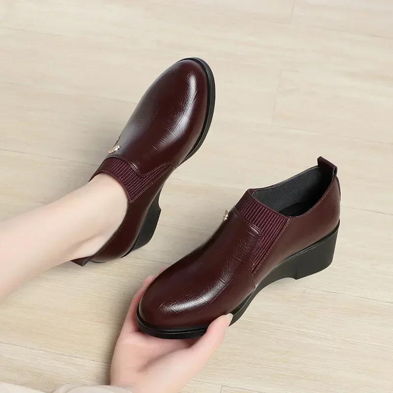 Fashion Women's 2025 Spring and Autumn New Soft Leather Middle Heel Thick Soled Leather Shoes Soft Soled Non Slip Single Shoes