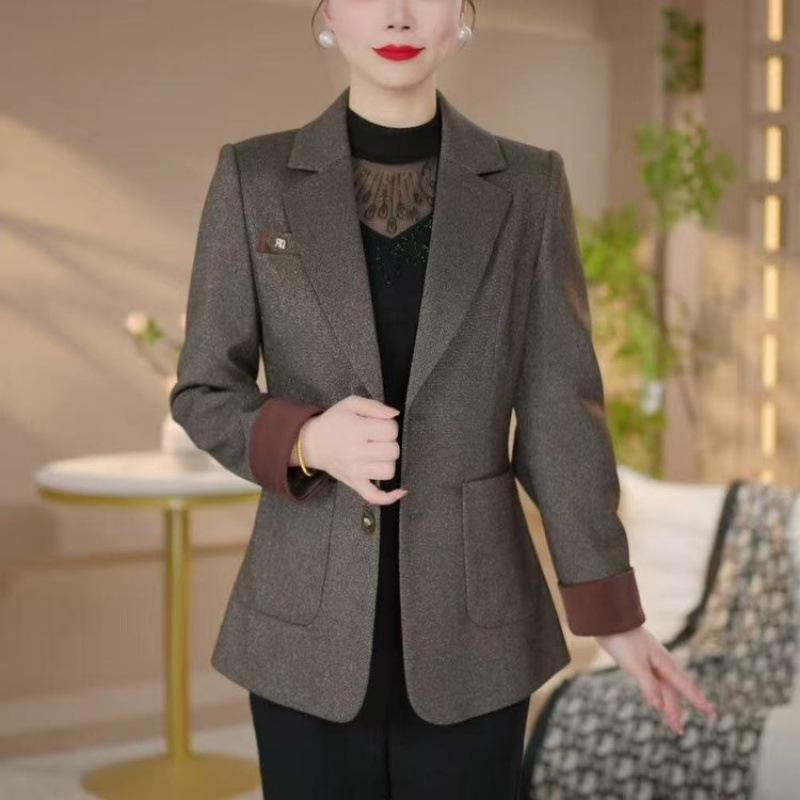 Trendy Slimming Jacket for Petite Women: Conceal Flaws & Look Younger
