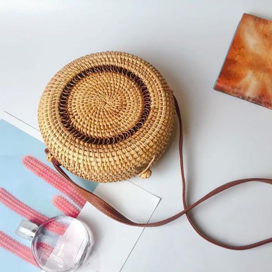 Ręcznie tkana okrągła torba rattanowa z paskiem na ramię Duża pojemność Naturalny szyk Do użytku w podróży