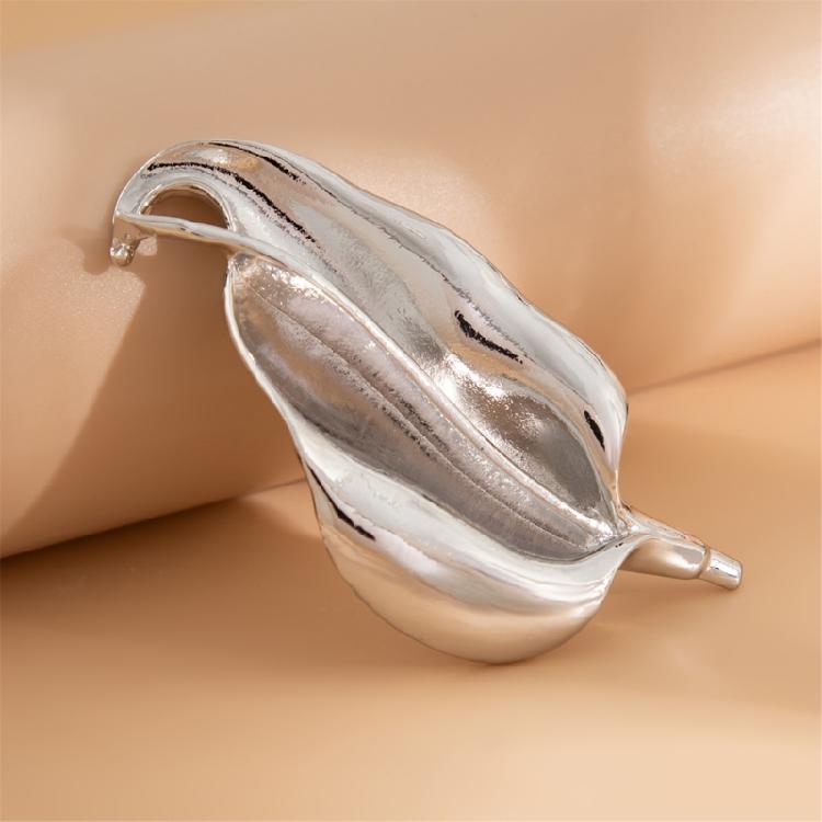 Sophisticated Alloy Irregular Leaf Brooch Trendy Fashion Lapel Pin Accessories for Business Meetings and Social Event