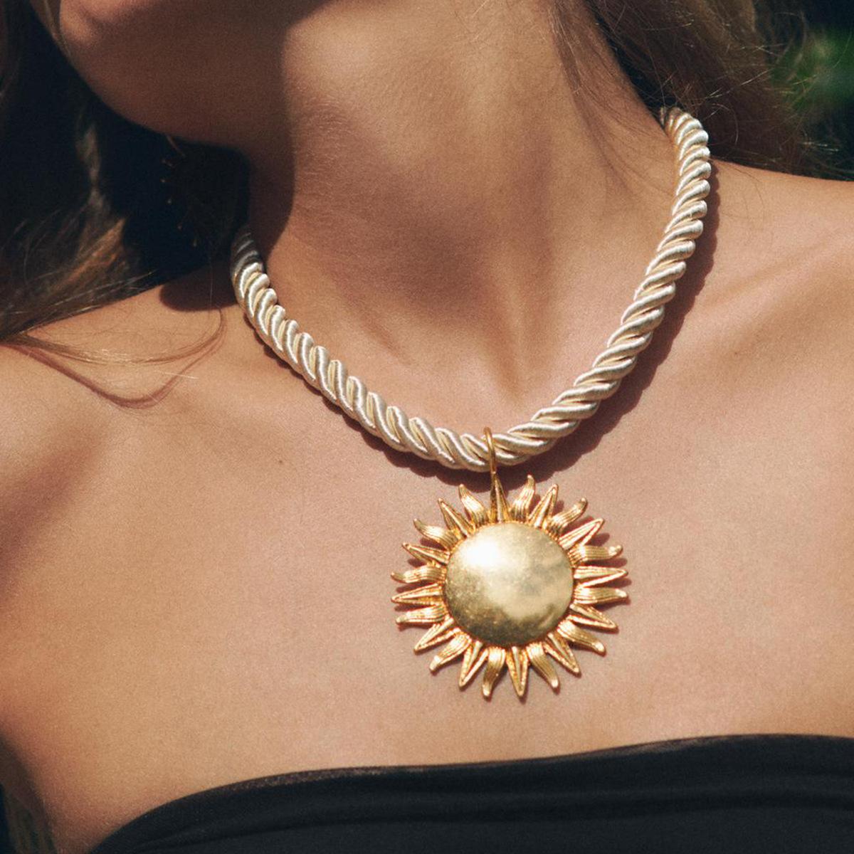 

Tooxika Sexy Sunflower Pendant Collarbone Chain Fashion Spice Girl Metallic Necklace