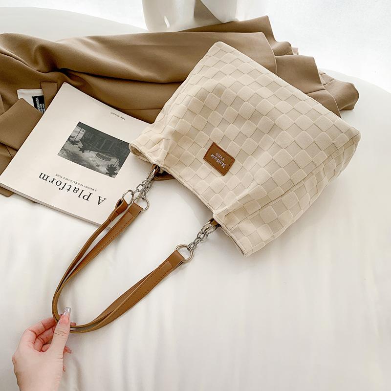 

Сумка через плечо с клетчатым узором и нашивкой с декором