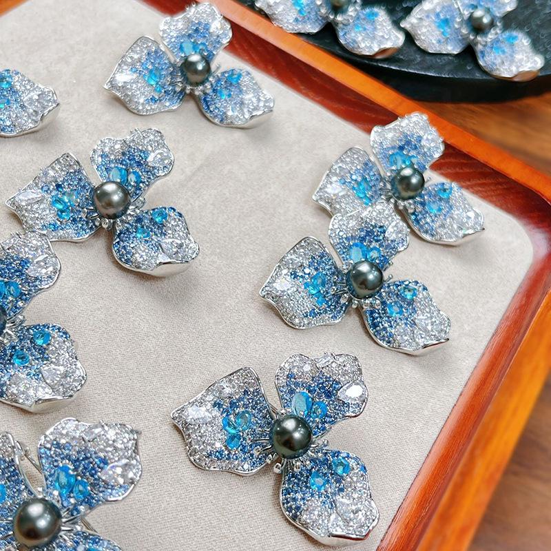 Gradient Blue Trefoil Brooch: Copper, Gold-Plated, Zircon & Pearl Corsage Pin