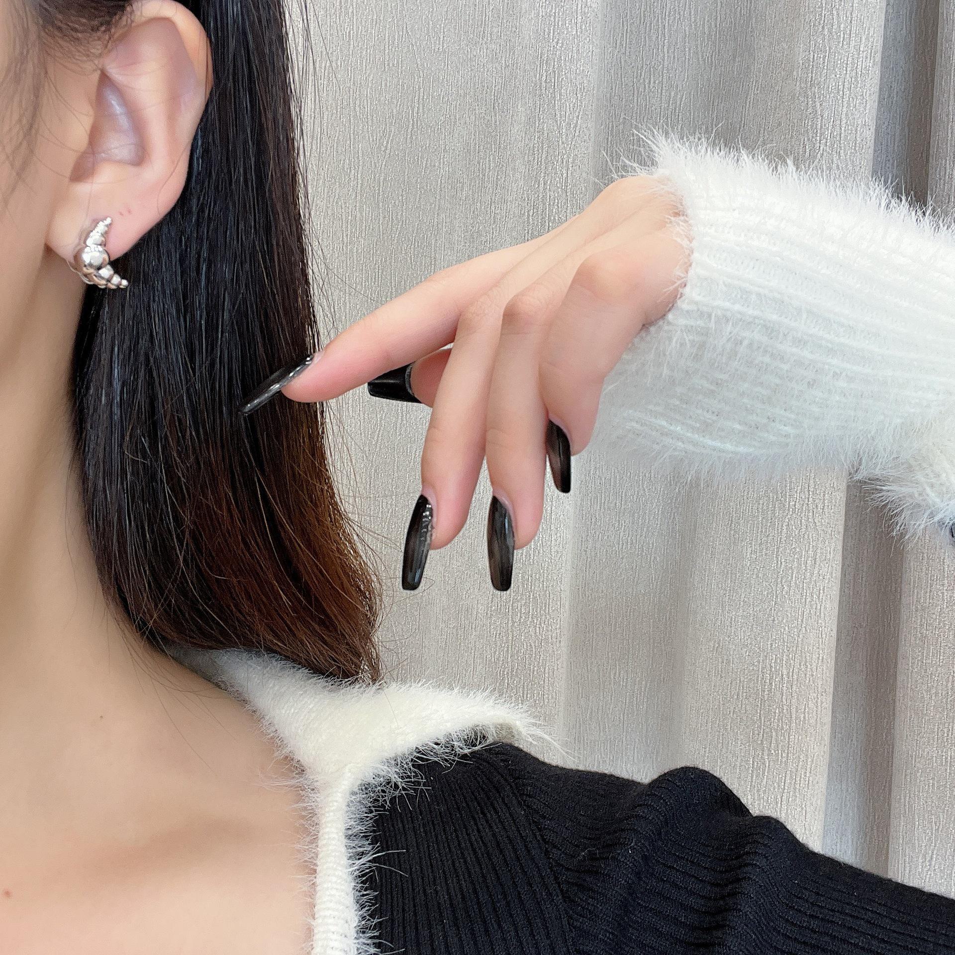 

Корейские нишевые металлические серьги-круассаны - Простые, Роскошные, Универсальные, Темпераментные (2024 Дизайн) E0846 серебряный