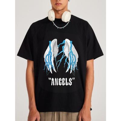T-shirt Nera con Ali d'Angelo e Fulmine Stampa Testo Angeli Design per Moda Streetwear Casual