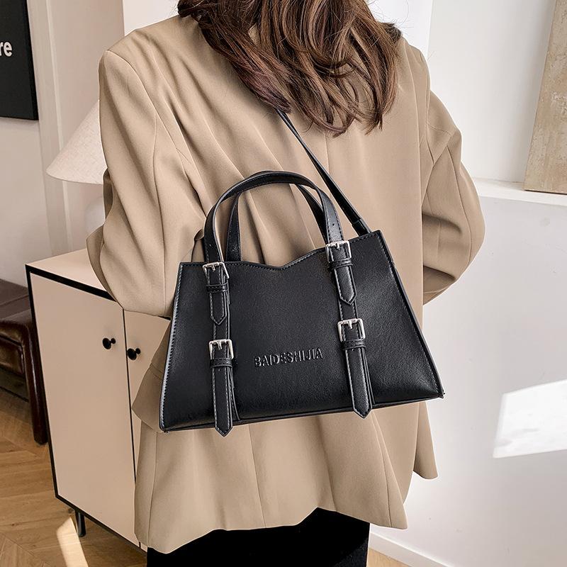 

High-texture large-capacity shoulder tote bag, new fashion and explosive portable messenger retro versatile travel commuter bag 30*12*18