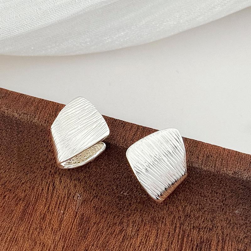 Kupferbeschichtete 18 Karat Gold Geometrische Drahtgezogene Steckerohrringe für Damen