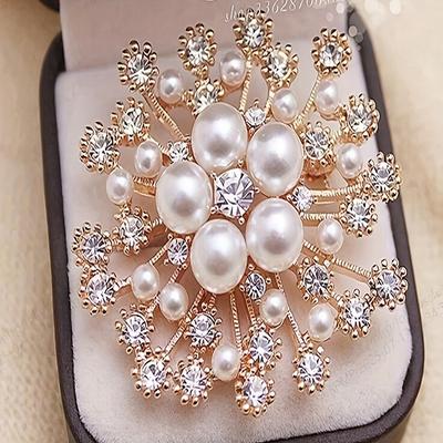 Sparkling Imitation Pearl & Rhinestone Crystal Snowflake Brooch Pin, Elegant Winter Jewelry for Women, Perfect Gift