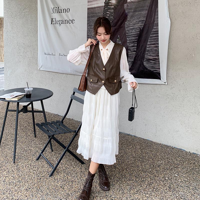 

Элегантное ретро-платье с бантом из коллекции осень-зима 2024 года с кожаным жилетом и длинной юбкой — комплект из двух предметов в королевском стиле S