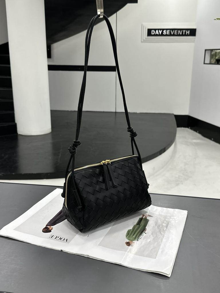 New Leather Women's Bag Fashionable Woven Mini Camera Bag Pillow Shell Small Bag Single Shoulder Oblique Span Bag