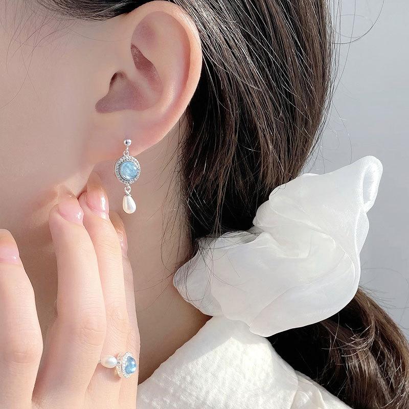 Perlenohrringe sind wunderschöne, märchenhafte Damenohrringe für jeden Tag, schlicht, leicht, luxuriös, High-End-Gefühl, cool