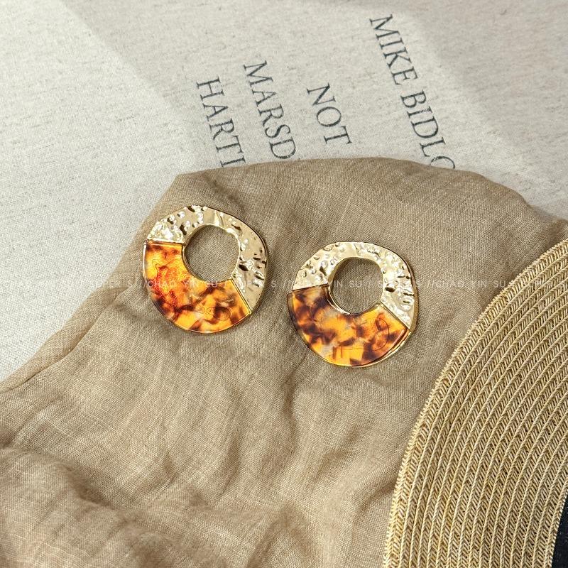 Gold splicing round smudged stud earrings women's high-end acetic acid design earrings niche design versatile ear jewelry