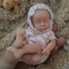 Lebensechte 6-Zoll-Handflächen-Wiedergeborene Baby-Mädchen-Puppe Levi Vollvinyl-Körper Geschlossene Augen Neugeborenen-Puppe Realistisches Dekompressionsspielzeug Baby-Puppen für Kinder Geburtstagsgeschenk