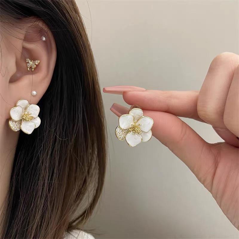 Elegant Retro Flower Stud Earrings for Women - Exquisite, Gentle, and Versatile Design, Perfect for a Luxurious and High-End Look.