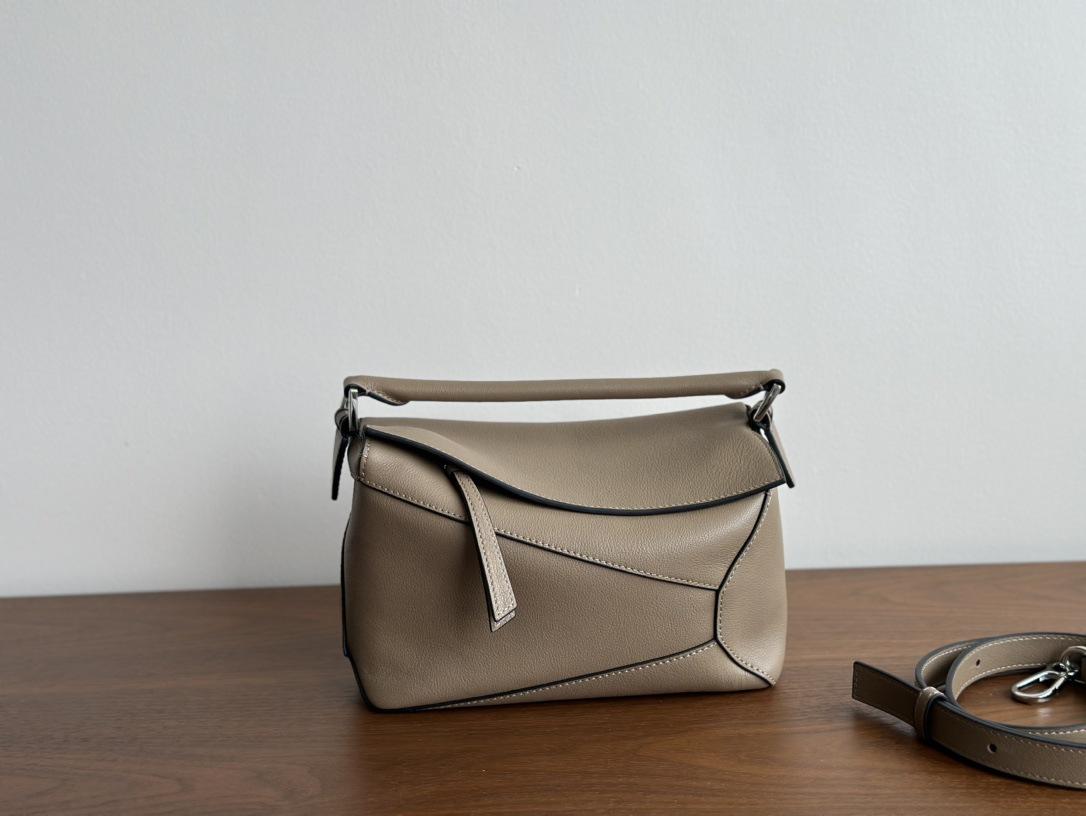 

Lagerfeld Приблизительный Средний Размер Высокое Качество Большая Вместимость Простой Дизайн Женская Сумка-Тоут на Одно Плечо 24cm серый