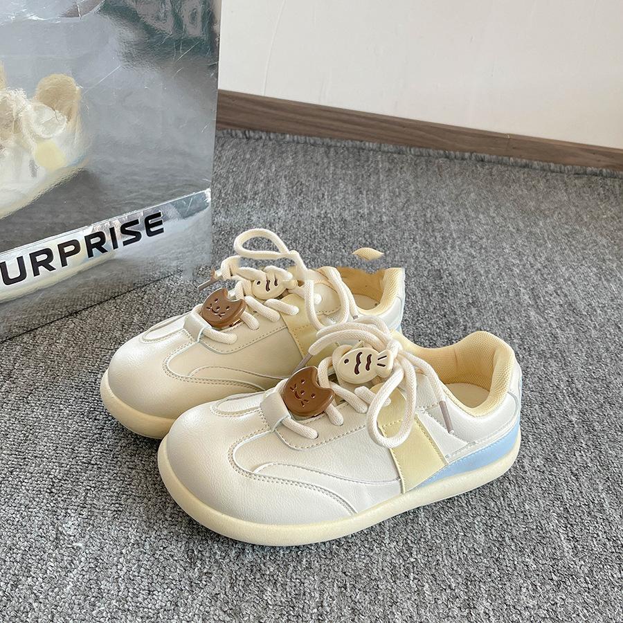 Małe białe buty damskie 2025 nowe popularne casualowe wszechstronne szykowne buty modne platformowe w stylu campus retro buty na deskorolkę