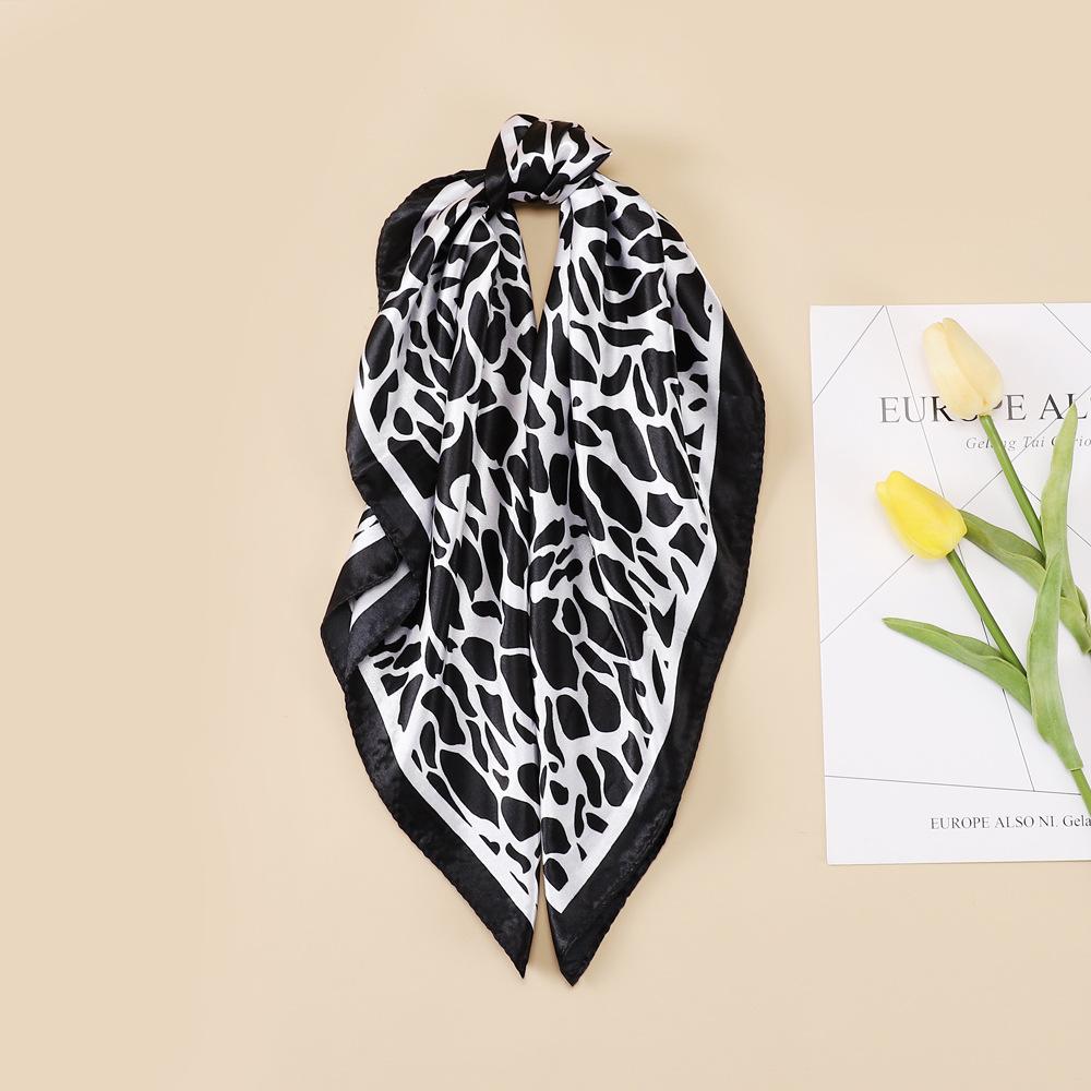 Leopardtrykk lite silkeskjerf 60 cm lite firkantet skjerf Dameskjerf Dekorativt hodeskjerf Mote silkeskjerf Halskjede