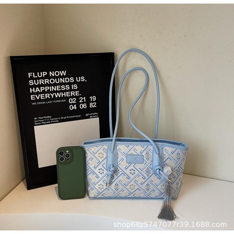 

New Chinese style national style one shoulder underarm bag women s 2025 new summer fashion super fire embroidery portable tote bag синий