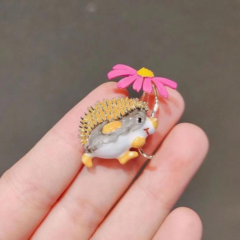 Oil Drop Painted Enamel Small Daisy Hedgehog Brooch Personalized High Value Animal Badge Pin Sweater Jacket Accessories