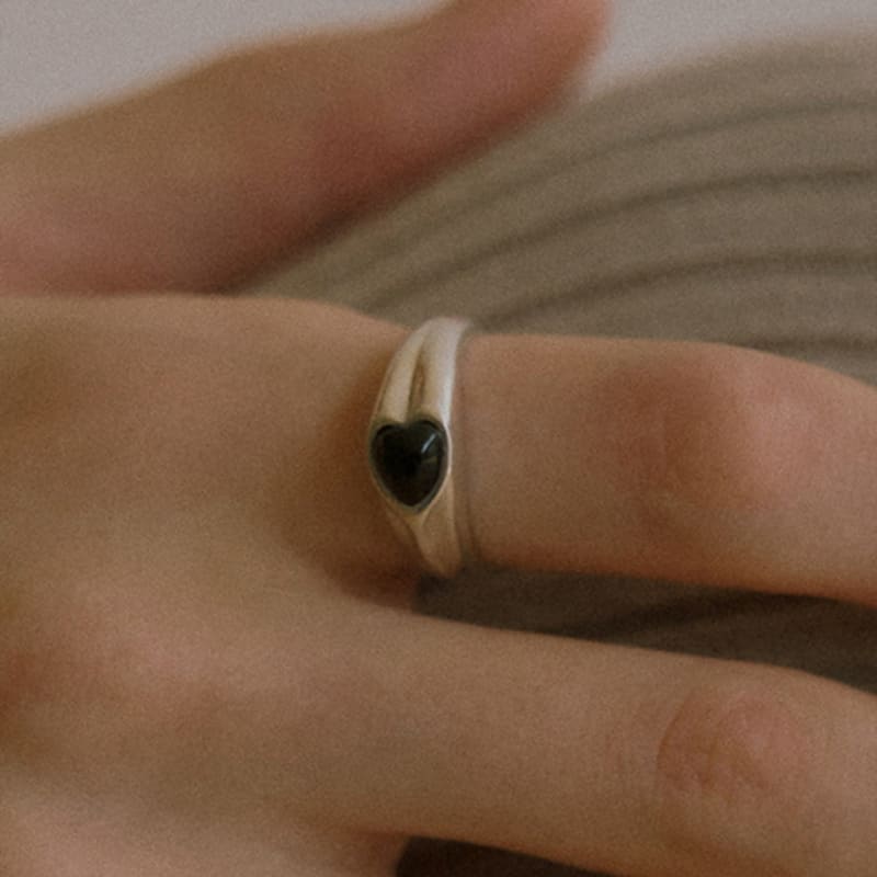 

FLIT LEAF BLACK ONYX HEART RING SILVER