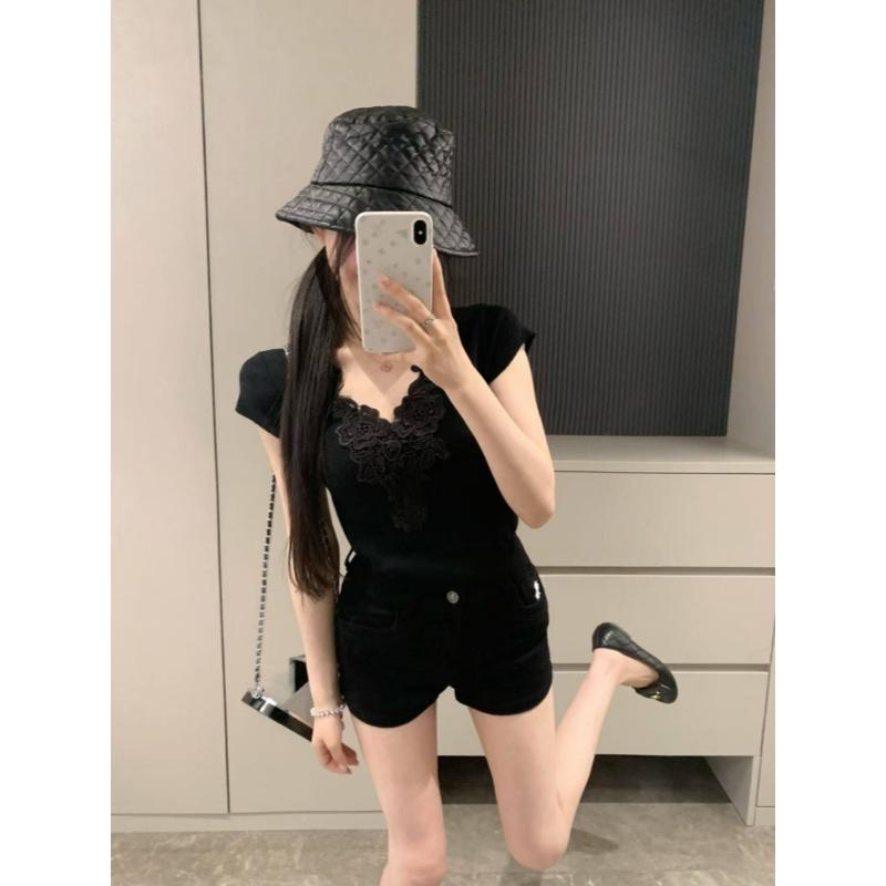 Spring and Summer Pure Erotic Lace-Plaid V-Neck Short-Sleeved Knit Top for Women - Elegant, Versatile, Form-Fitting Base Layer Top