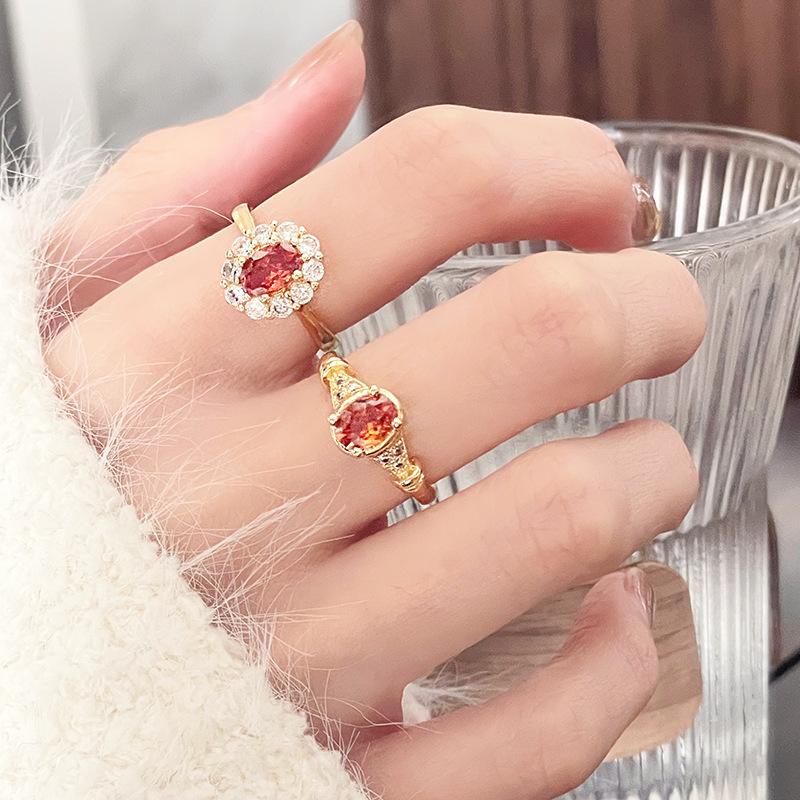 Mittelalterlicher Farbiger Schatz Rote Edelsteingruppe Mit Diamanten Eingelegt Zir*****Pen Ring Licht Luxus High-End Ring