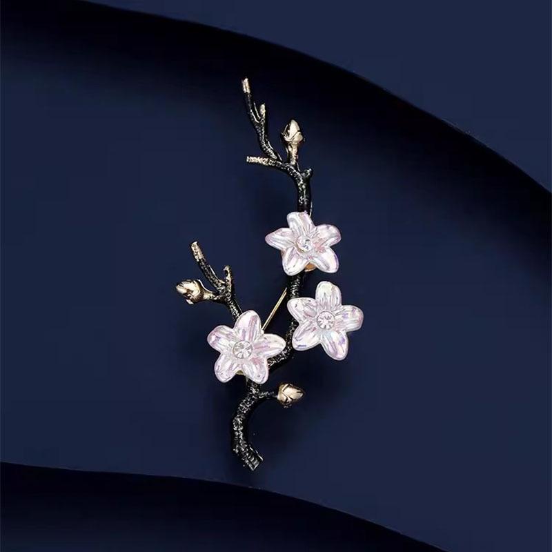 

Elegant Retro Plum Blossom Brooch: High-End Women s Cheongsam Floral Pin Accessory