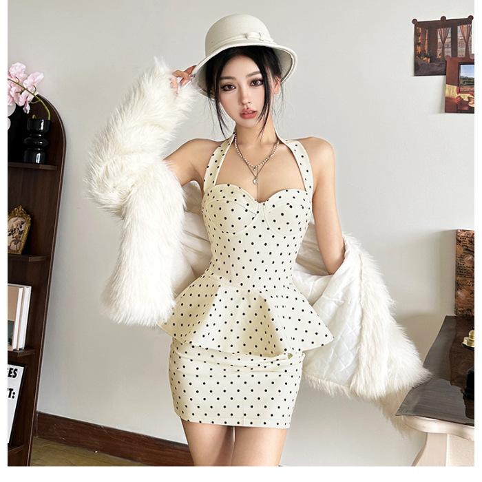 

Miu is wearing a retro polka dot neck fake two-piece dress for women, with a thin design sense, waist pinching and hip wrapping short skirt. S абрикосовый
