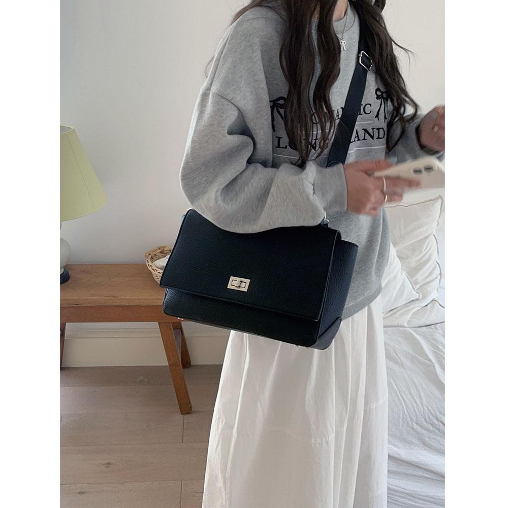 

Fashionable Large Capacity Leather Shoulder Bag with Lock Clasp Casual Commuter Crossbody Bag Square Shape Polyester Lining чорний