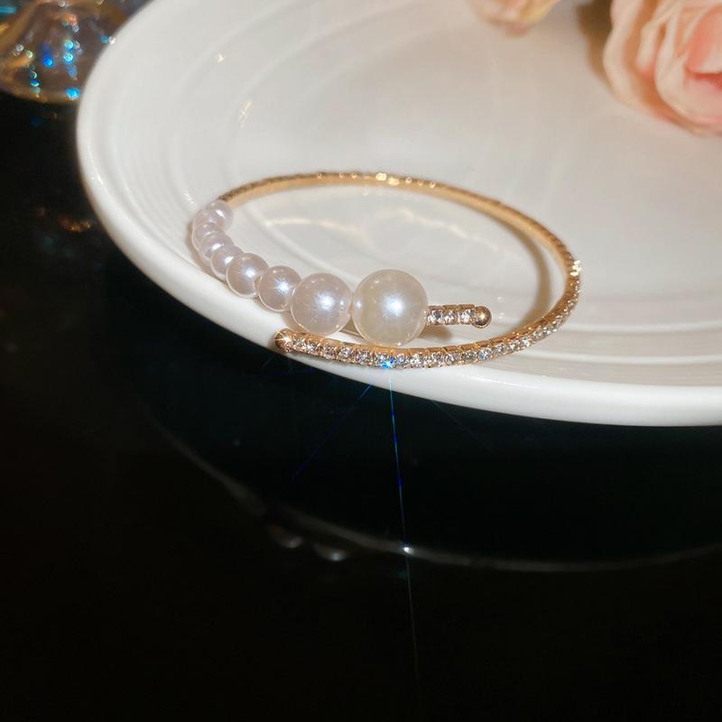 Francuska bransoletka wielowarstwowa z cyrkoniami: Elegancka bransoletka w stylu light luxury z przesadnym designem.