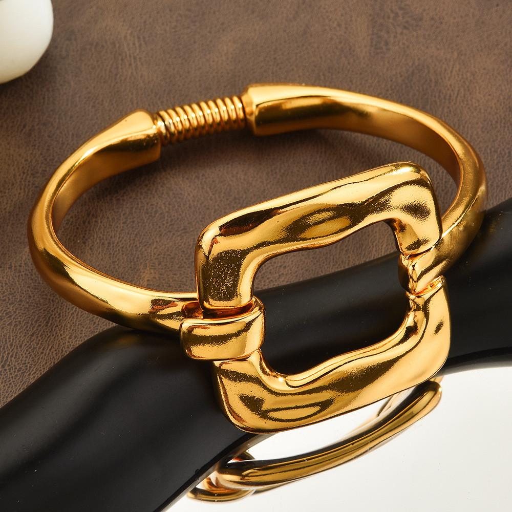 Geometrisches quadratisches Federarmband mit verstellbarer Passform für modebewusste Frauen