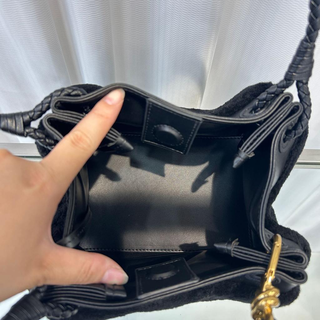 Outono e inverno nova bolsa de paraquedas de lã de cordeiro de mão nicho versátil bolsa de ombro mensageiro feminina bolsa balde de moda para o dia a dia