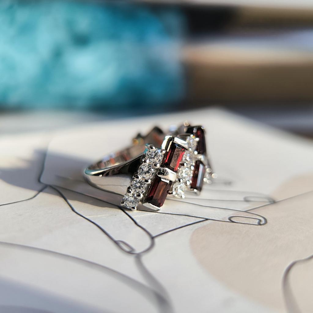 Silberring mit natürlichem Granat 5,692 Karat, Gewicht des Schmuckstücks 5,28 g (2204107)