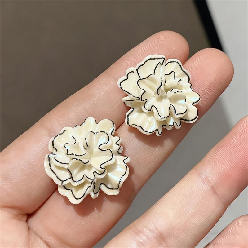 Three-dimensional Flower Stud Earrings for Women Beige Black Korean Cute Earrings Acrylic Plastic Florals Chic Women's Earrings