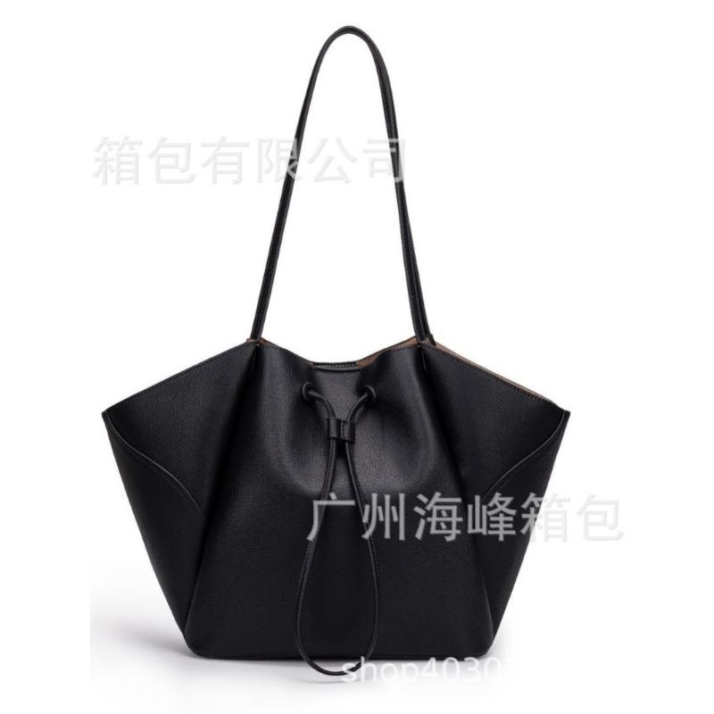 Spring new products, women's bags, detail decorative shoulder straps, versatile commuter large-capacity shoulder tote bags.