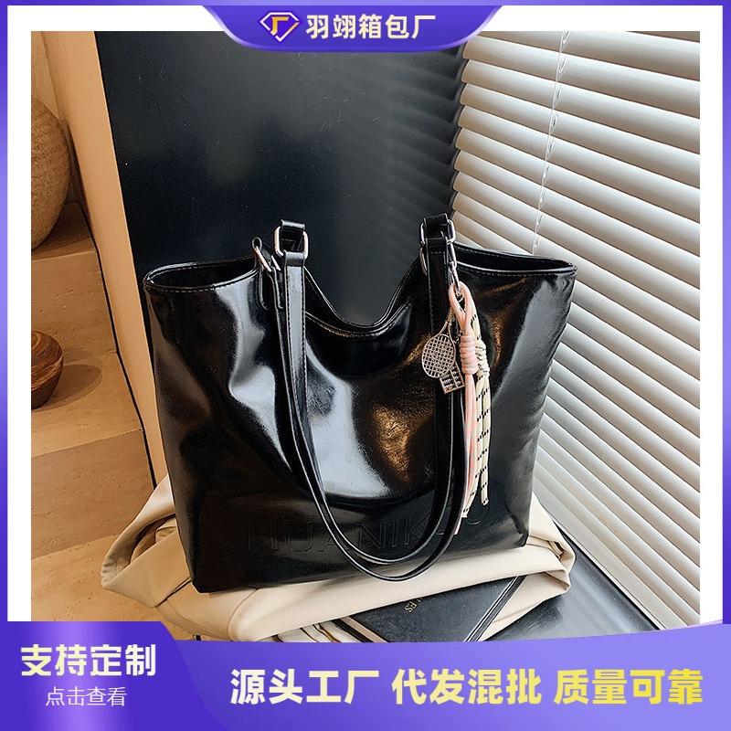 Casual Large-capacity Bag Women's New Popular Versatile Messenger Bag Fashionable Commuter Shoulder Tote Bag