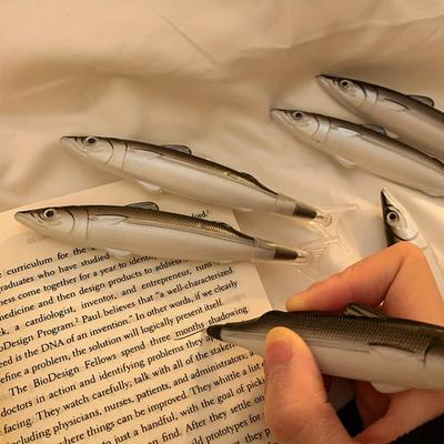 3 pièces Stylo Noir Neutre avec un Design Ludique de Poisson Salé